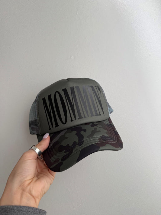 MOMMIN' Trucker Hat