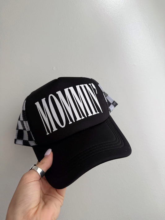 MOMMIN' Trucker Hat